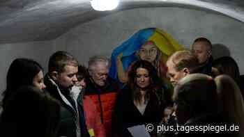 Pendeln zwischen Front und Bunker: Wenn der Zahnarzt dem Krieg hinterherfährt - Tagesspiegel Plus