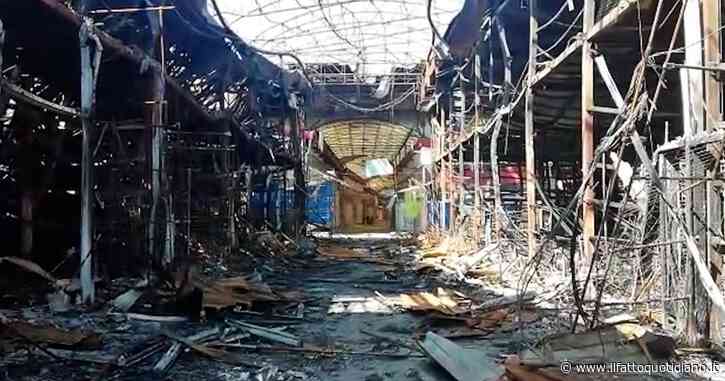 Ucraina, il racconto da Kharkiv ridotta in macerie: “Città fantasma, il silenzio rotto solo dalle bombe”. Le immagini del mercato raso al suolo