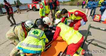 Grootschalige rampoefening op Rupel in Niel: 16 jongeren geëvacueerd uit brandend schip - Het Laatste Nieuws