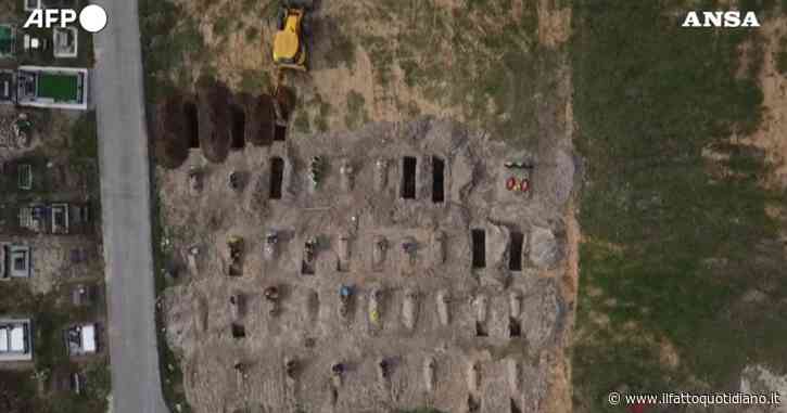 Guerra Russia-Ucraina, al cimitero di Bucha si scavano nuove tombe per i corpi trovati dopo il massacro dei civili da parte dell’esercito di Mosca