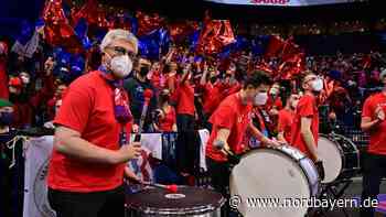 "Einfach Gänsehaut": Fans des HC Erlangen feiern ihren Verein in Hamburg mit Glitzerfahnen - Nordbayern.de