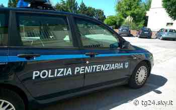 Nel carcere di Melfi la Polizia penitenziaria scopre 4 telefoni - Sky Tg24