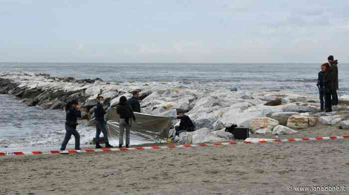 Marina di Massa, cadavere di una donna in riva al mare. Era scomparsa da Viareggio - LA NAZIONE
