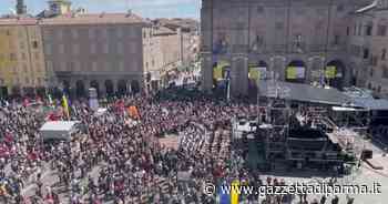 Piazza Garibaldi canta "Bella ciao" - Video - Gazzetta di Parma