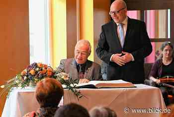 Rafael Wertheim trägt sich ins Goldene Buch der Stadt Chemnitz ein | blick.de - Chemnitz - Blick.de