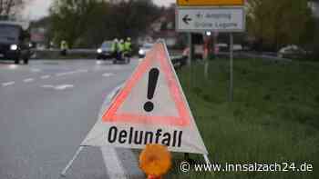 Abgeschleppter Bus verliert groß Menge an Motoröl - Spur zieht sich von Elsenbach bis nach Ampfing