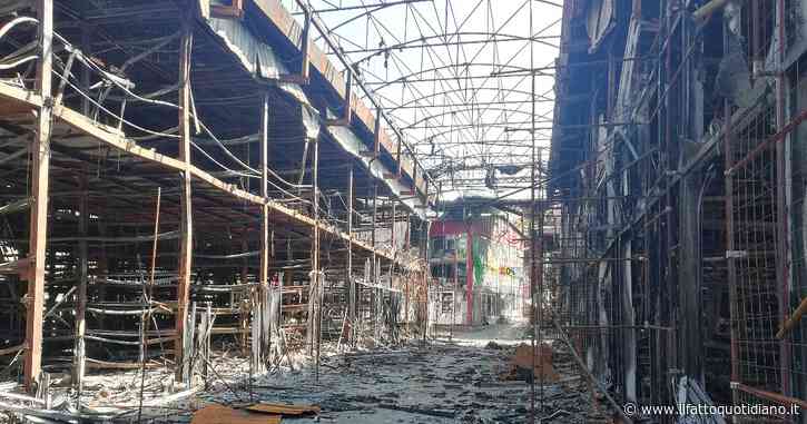 Guerra Russia-Ucraina, la vita sospesa nella Kharkiv semi-distrutta. Nei negozi chiusi si distribuiscono cibo e vestiti a chi è rimasto