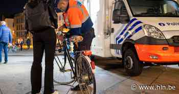 Politie verbaliseert vijf fietsers zonder fietsverlichting | Mechelen | hln.be - Het Laatste Nieuws