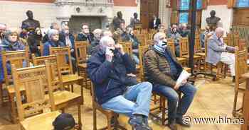 Actievoerders houden stil protest tegen nieuwe Vesten tijdens gemeenteraadszitting - Het Laatste Nieuws