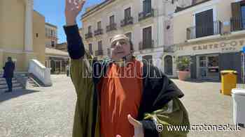 Crotone “invasa” dai turisti e accolti dallo Storyteller, Pitagora, Arignote e il Pizio - CrotoneOK.it