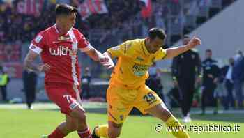 Serie B: Cremonese ko a Crotone (che va in C). Il Lecce supera il Pisa e si porta al comando, cadono Monza e … - la Repubblica