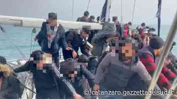 Crotone, un centinaio di profughi soccorsi dalla Guardia costiera: arrivano dalla Turchia FOTO - Gazzetta del Sud - Edizione Catanzaro, Crotone, Vibo