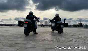 Violenze contro le forze dell’ordine - Crotone, sfreccia a folle velocità sul lungomare per poi insultare e aggredire i poliziotti intervenuti: arrestato - LaC news24