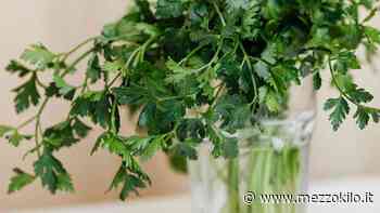 Pulire il Prezzemolo non è mai stato cosi semplice: basta uno scolapasta, video esilarante - Mezzokilo