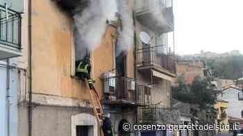 Alba di fuoco e paura a Casali del Manco, vigili salvano una persona da un incendio in casa FOTO - Gazzetta del Sud - Edizione Cosenza