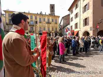 Alba, gremita di turisti, ha celebrato il 77° anniversario della Liberazione - TargatoCn.it
