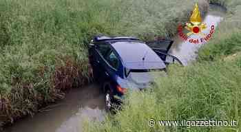 Sbanda all'alba, attraversa un intero campo arato e finisce nel fossato: ferito - ilgazzettino.it