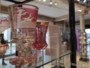 Grado, inaugurata la mostra “Biedermeier: lo spirito di un'epoca. Vetri boemi 1820-1895” – Friulisera - Friuli Sera