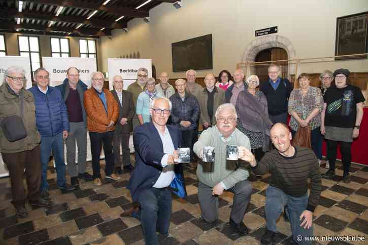 Vrijwilligers stadsarchief krijgen koffiekop