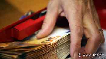Im Internet gekauft: 50-Jähriger aus Anhalt-Bitterfeld findet 150.000 Euro in alter Küche - Mitteldeutsche Zeitung