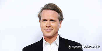 Cary Elwes bitten by rattlesnake, shows what happened to his hand