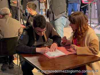 Trani, apre il ristorante con camerieri fragili e disabili: i contratti di assunzione firmati in piazza - Corriere del Mezzogiorno