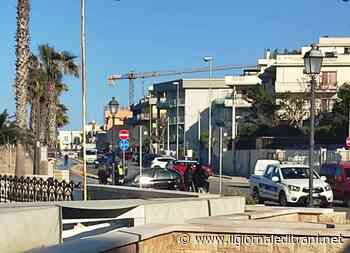 Trani, parcheggia sulla pista ciclabile e se ne va: auto sanzionata e rimossa - ilgiornaleditrani - Radio Bombo
