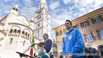 Modena, provocazione in piazza Grande. Una “Z” in municipio sulla corona ai caduti - La Gazzetta di Modena