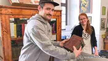 Mann aus Ulm bringt Omas Bibel nach Zeitz - Mitteldeutsche Zeitung