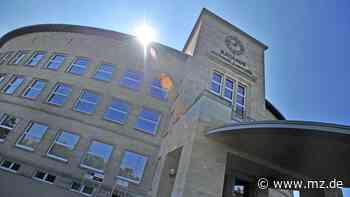 Bitterfeld-Wolfen schafft Wartezeiten ab: Termin in Meldestelle ist digital buchbar - Mitteldeutsche Zeitung