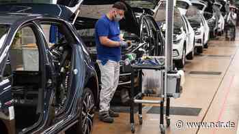 Knappe Rohstoffe, teure Energie: Wirtschaft warnt vor Risiken - NDR.de