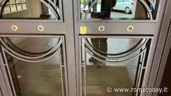 È caccia all’ottone, razzia di pomelli e maniglie da portoni e finestre