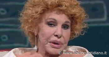 Ornella Vanoni nuda in mezzo al prato: "Dove caz***o vado?". La scena davanti a Vittorio Feltri - Liberoquotidiano.it