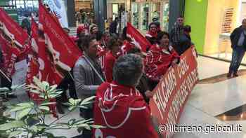 In sciopero perché “la festa non si vende”, ma a Prato le grandi catene aprono e tirano dritto - Il Tirreno