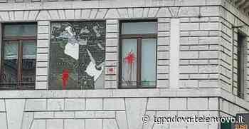 Imbrattati Palazzo Moroni e la caserma dell'Esercito in Prato: indagini in corso - TG Padova