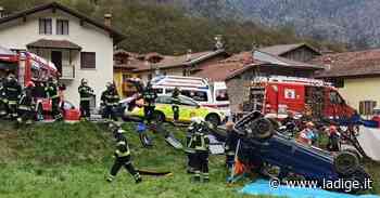 Lardaro, esce di strada e si capotta nel prato, liberato dai vigili del fuoco - l'Adige