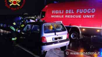 Due incidenti nella notte a Prato. Ragazzo resta bloccato nell’abitacolo - LA NAZIONE