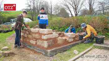 Backen wie in alten Zeiten: Grundschüler bauen Holzbackofen in Renthendorf