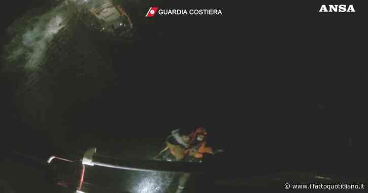 Migranti, 83 persone su un barcone in avaria a largo di Siracusa: i soccorsi della guardia costiera e di finanza – Video