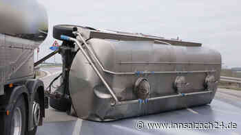 Unfall auf B12 bei Heldenstein: Lkw-Anhänger an der Anschlussstelle zur A94 umgekippt