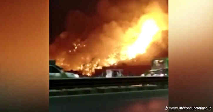 India, vasto incendio in una discarica di Nuova Delhi: le fiamme lambiscono la strada – Video
