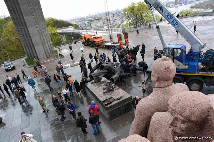Kyiv Officials Dismantled a Soviet-Era Monument of Friendship Amid Plans to Rename Russia-linked Streets
