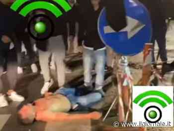 Messo al tappeto con un pugno. I presenti riprendono, nessuno interviene