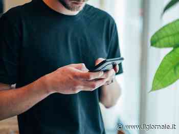 Spegnere lo smartphone fa anche fumare meno: cosa dice lo studio