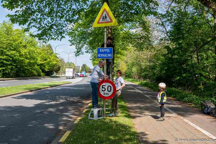 Actievoerders halen verkeersborden van 50km/u weg in zone 30