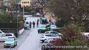 Einsatz in Schramberg - Reichsbürger verschanzen sich in Auto und rufen Verstärkung - Schwarzwälder Bote