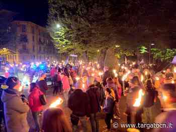 Cuneo celebra la libertà con la luce delle fiaccole, dal Parco della Resistenza a piazza Virginio [FOTO] - TargatoCn.it