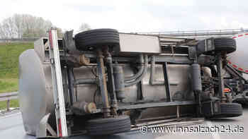 Milchlaster kippt auf B12 bei Heldenstein um – rund 4000 Liter Milch ausgelaufen