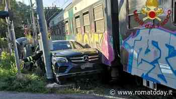 Auto contro un treno: interrotta la linea ferroviaria