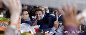 Macron visé par un jet de tomates lors d'un déplacement en banlieue parisienne